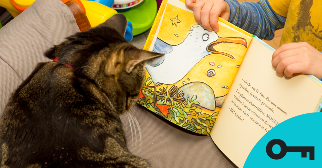 Enfant qui lit un livre à son chat