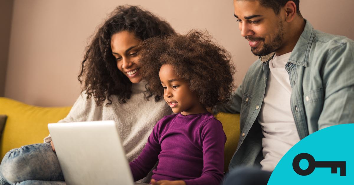 Une maman, un papa et une petite fille qui regarde un ordinateur portable