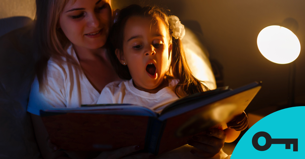 Maman qui lit une histoire à sa fille