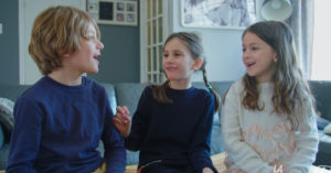 Trois enfants discutent.