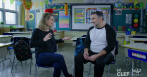Annie Brocoli rencontre Martin Cloutier dans une salle de classe.