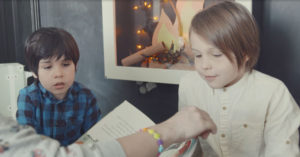 deux enfants qui écoutent une histoire lue