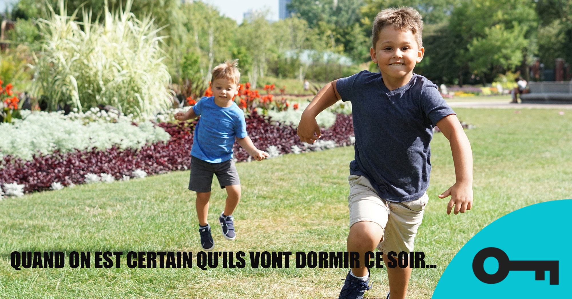 Deux jeunes garçon qui courent dans l'herbe