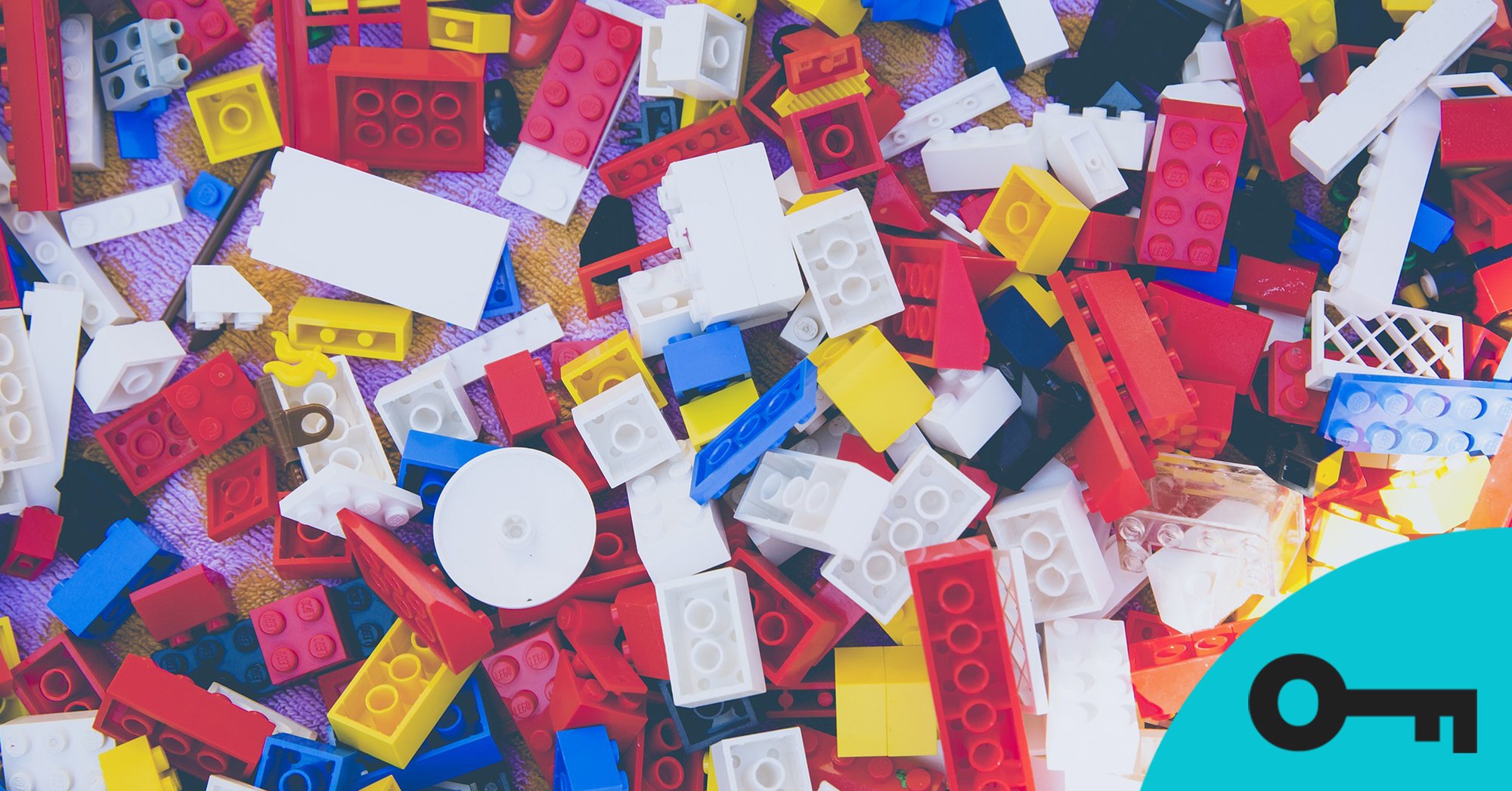 Un assortiment de blocs Lego de plusieurs couleurs