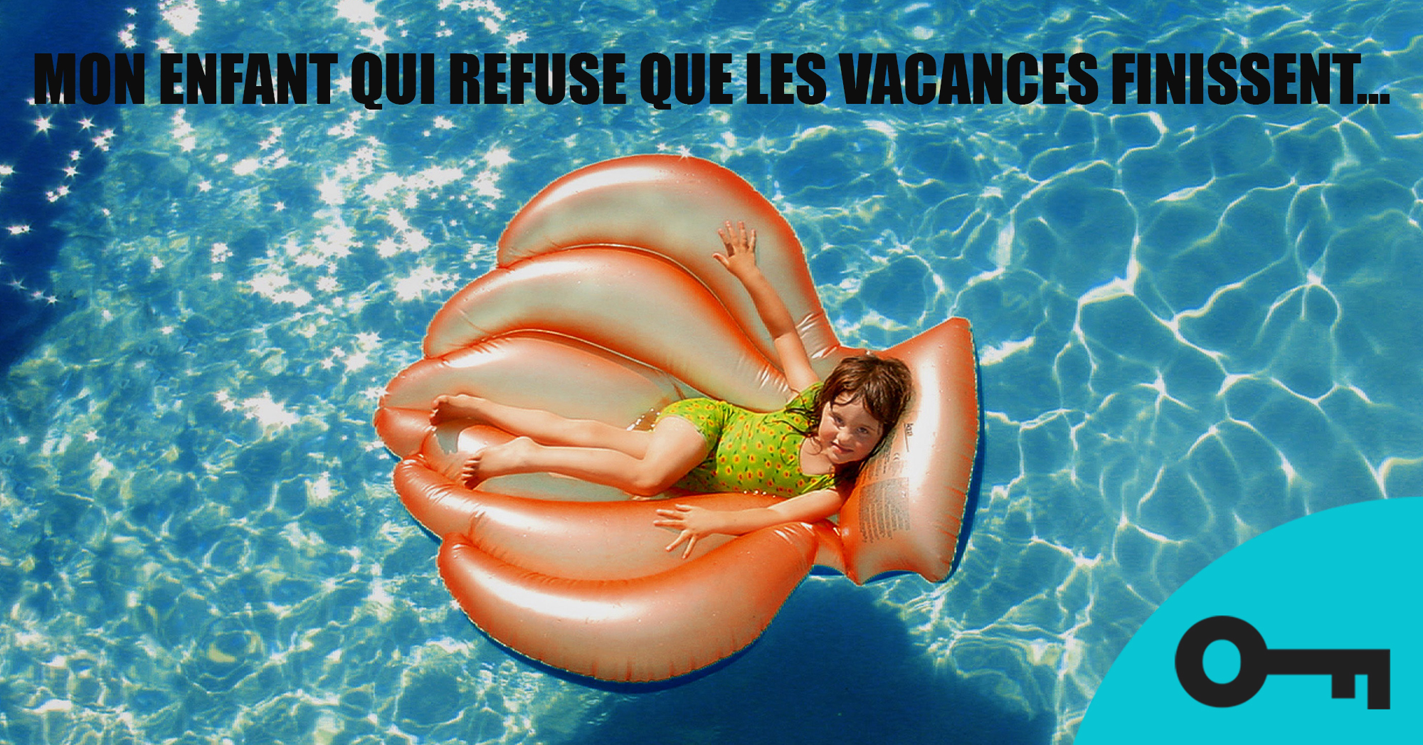 Une fillette sur un coussin gonflable en forme de coquillage qui flotte sur une piscine. 