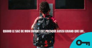 Un petit garçon qui porte un lourd sac à dos devant des portes d'école.