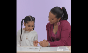 Un parent et un enfant font des devoirs