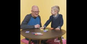 Un parent et un enfant joue avec des cartes bricolées