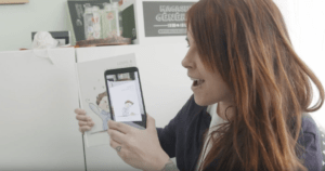 Genevi`ve Jetté nous montre l'animation du livre en réalité augmentée sur son cellulaire.