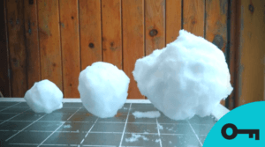 3 balles de neige de taille différente.