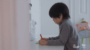 Un enfant écrit des indices.