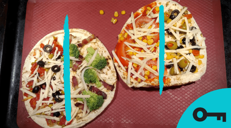 Deux pizzas sur pita chacune avec des garnitures différentes sur leurs deux moitiés.