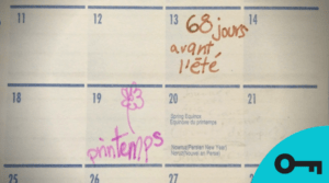 Un calendrier où un enfant a écrit le nombre de jour avant l'été.