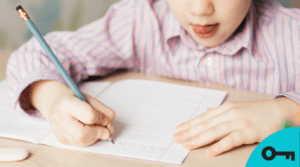 Un enfant qui écrit dans un cahier.