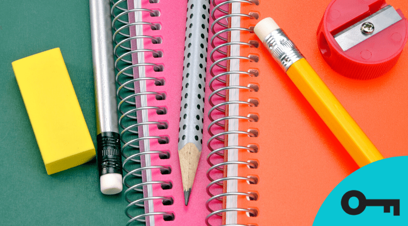 Des cahiers spiralés colorés, une efface, un aiguisoir et des crayons de plomb.