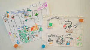 Un plan de la maison et une carte du quartier faits par un enfant.