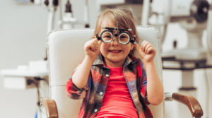Un enfant avec un appareil d'optométriste.