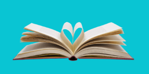Un livre ouvert avec les pages du centre repliées qui forment un coeur.