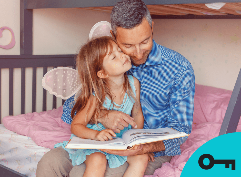 Un papa lit un livre à sa fille qui se colle tendrement sur lui.