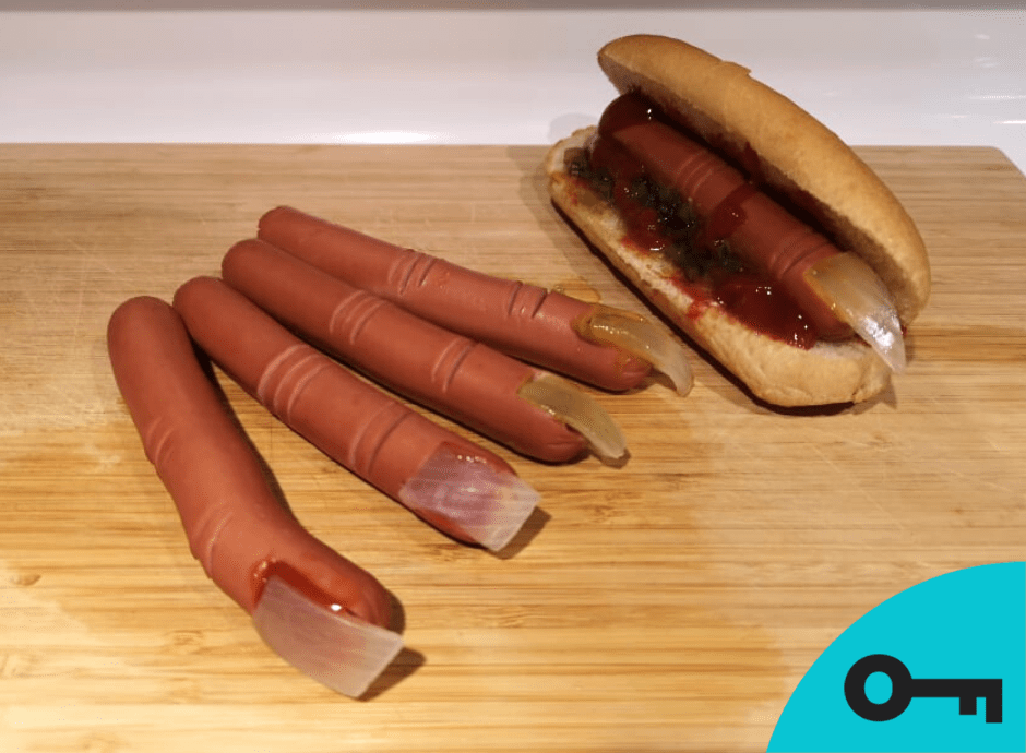 Des saucisses préparées pour ressembler à des doigts pour un hotdog d'Halloween.