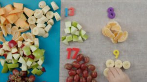 Compter des fruits pour le dessert en illustrant les nombres désirés