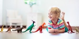 Un jeune enfant s'amuse avec des dinosaures
